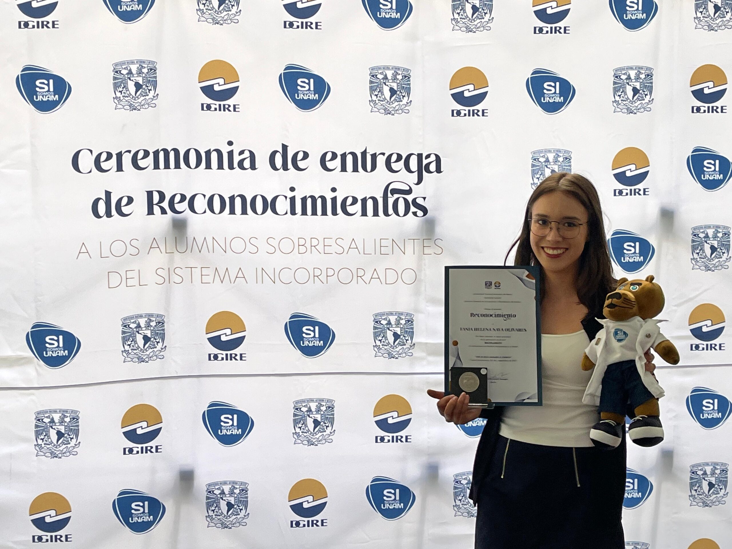 Fania Nava Olivares recibiendo su reconocimiento UNAM