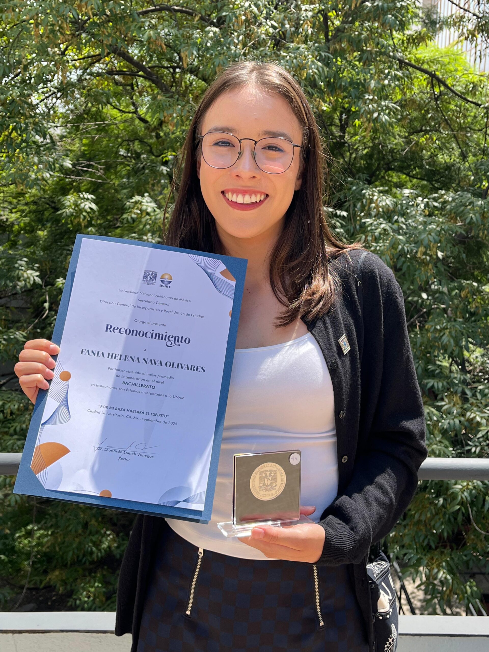 Fania Nava Olivares posando con su reconocimiento UNAM